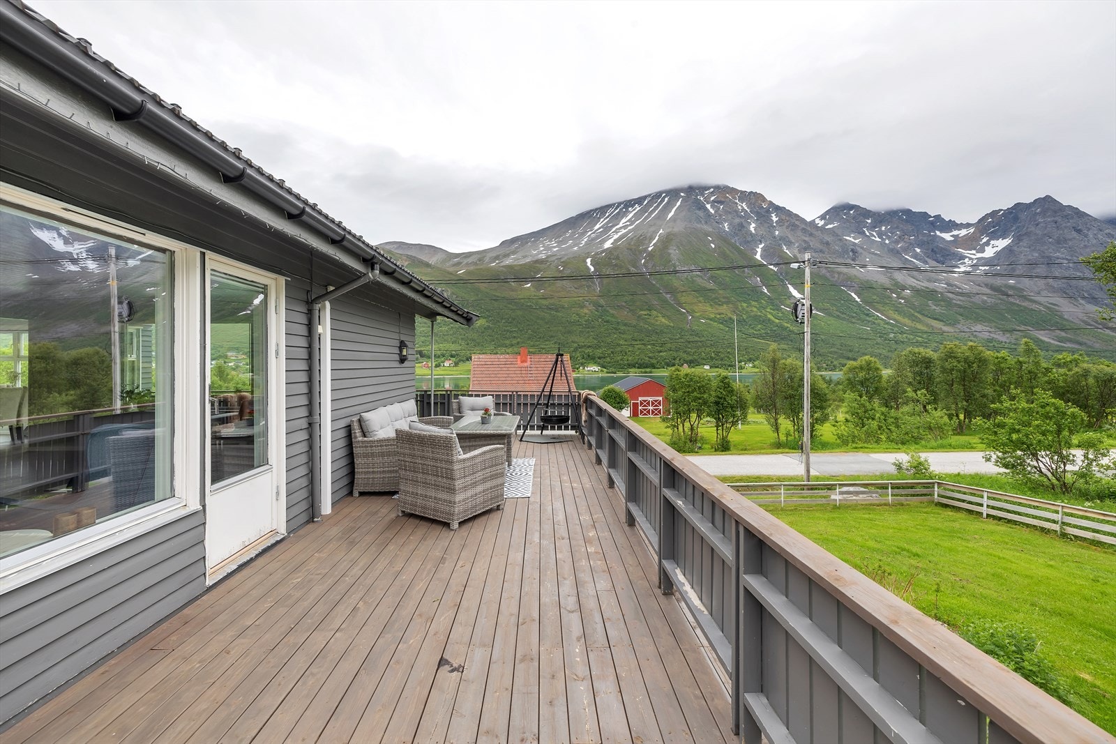 Majestetiske fjell omkranser boligen Galleribilde