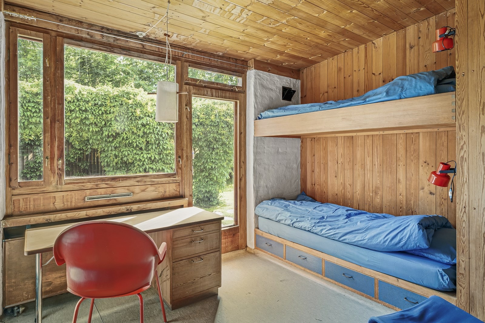 Det er utgang til atriumet fra to av soverommene, noe som gir en god tilknytning mellom inne- og uterom. Galleribilde