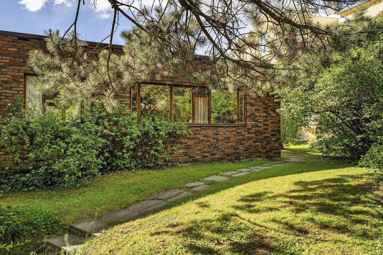 Byggherre Tias Eckhoff var utdannet keramiker, og sto blant annet for valget av de flerfargete rustikke teglstenene i fasaden, skifergulvet og de grovpussede veggene innvendig. Tias Eckhoff var en internasjonalt prisbelønnet industridesigner. Galleribilde