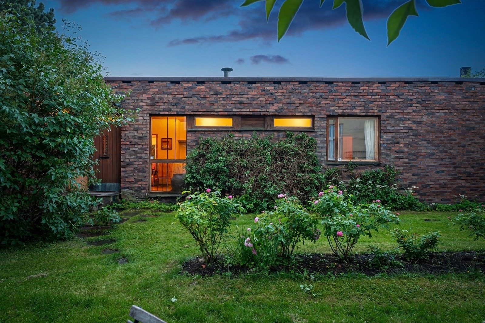 Boligen sto ferdig i 1958, og ble tilbygget i 1967 med utvidelse av to soverom. Galleribilde