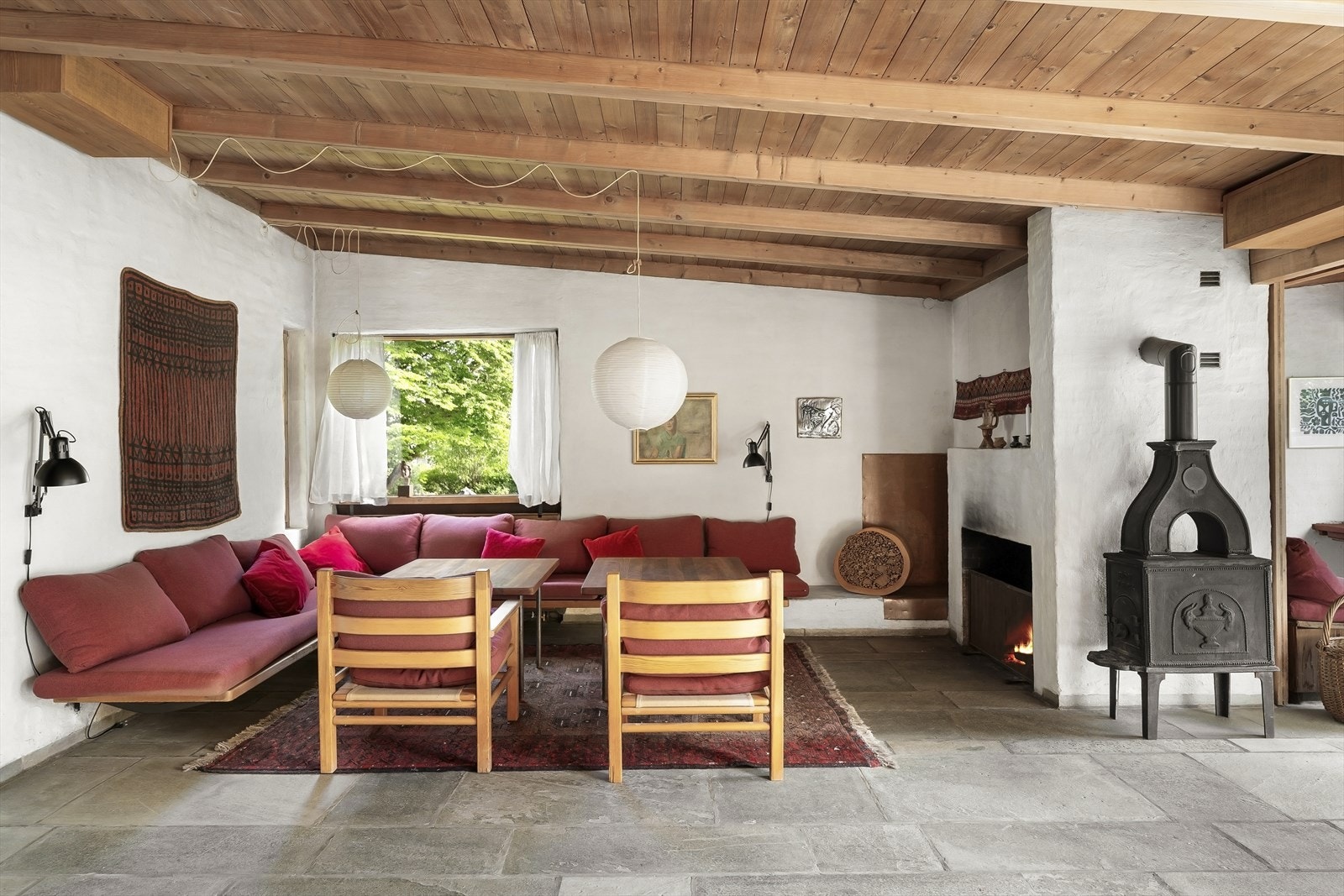 Boligen er innholdsrik og går over to plan. På hovedplanet har man kombinert peisestue/spisestue/arbeidsrom, stort spisekjøkken, to bad, fire soverom, kontor, innbydende entré og gang. I underetasjen er det flere boder og garasje. Galleribilde