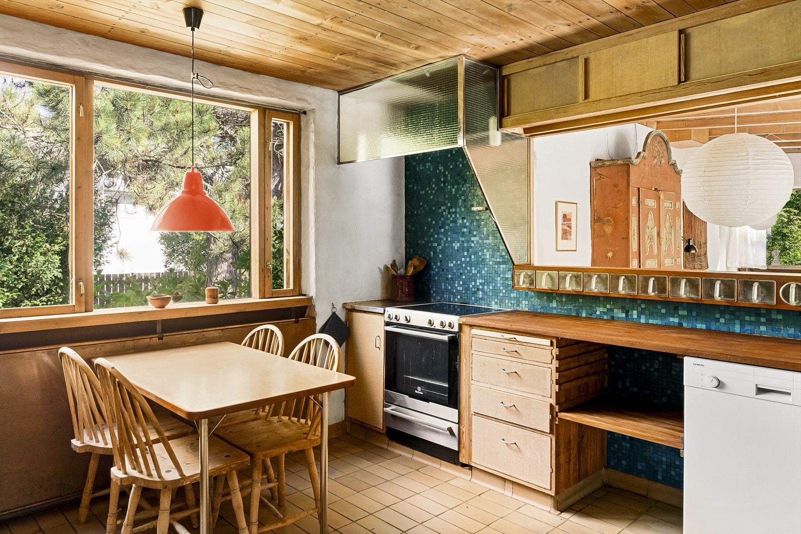 Stort spisekjøkken med kombinert grovkjøkken og vaskerom. Åpning mellom kjøkken og stue gir god kontakt og overblikk til oppholdsrommet. Galleribilde