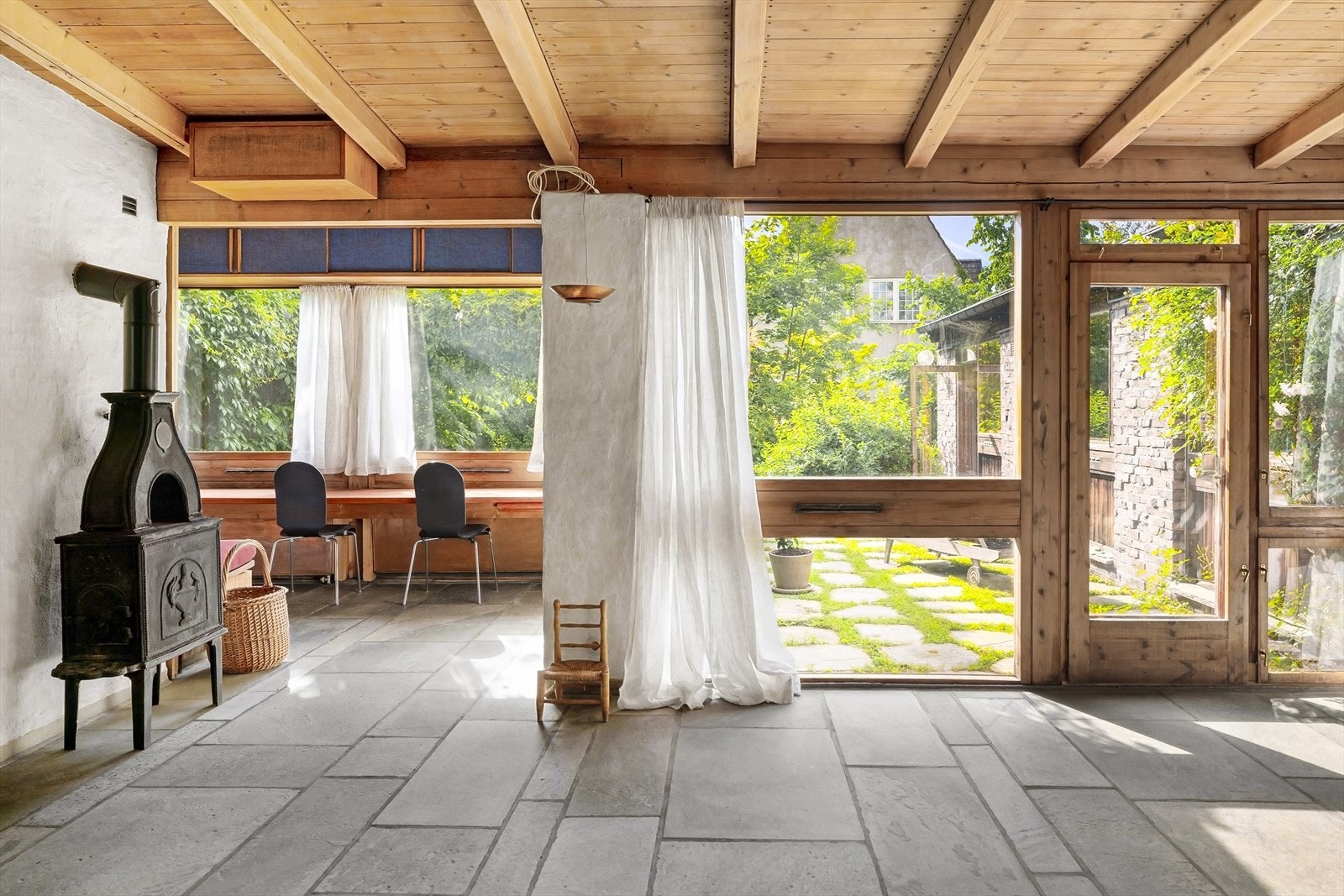 Her får du virkelig naturen inn i hjemmet gjennom store vindusflater og dører i glass. Galleribilde