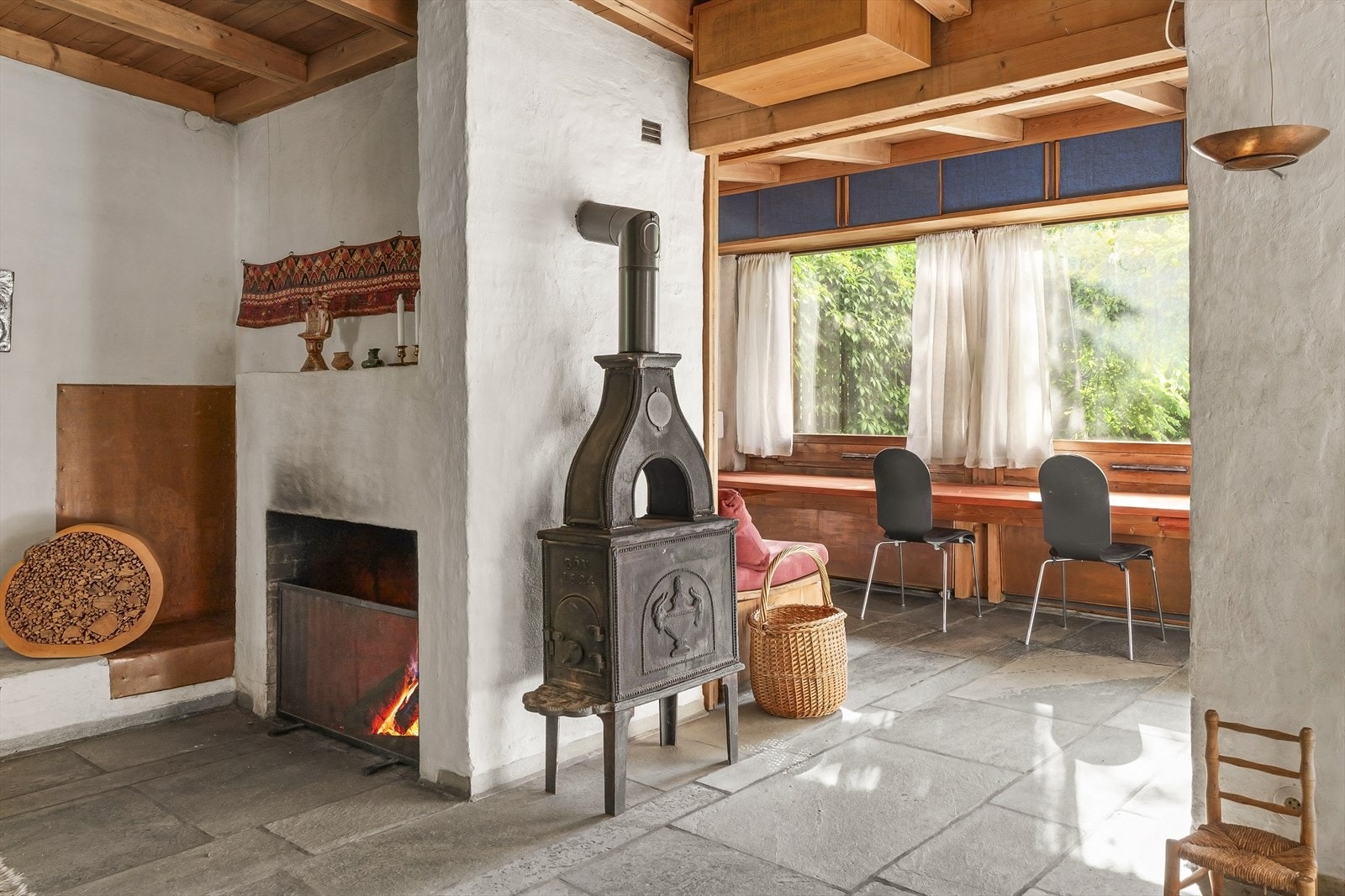 Arbeidsrommet er til daglig en del av stuen, men har skyvedør slik at man kan skille av rommet ved behov. Galleribilde