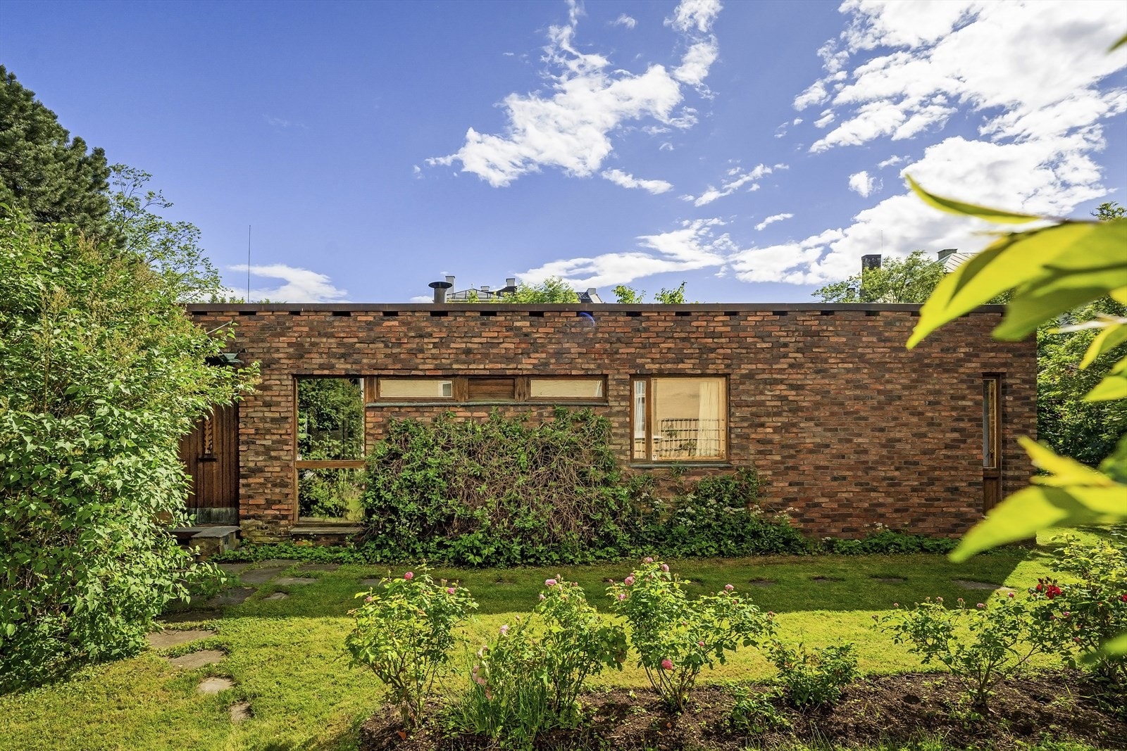 Husets teglstegnsfasade er murt med såkalt "vrakstein med vrangen ut" som gir en ujevn flate med lys og mørk sten omhverandre. Dette gir teglstensfasaden et helt unikt uttrykk. Galleribilde