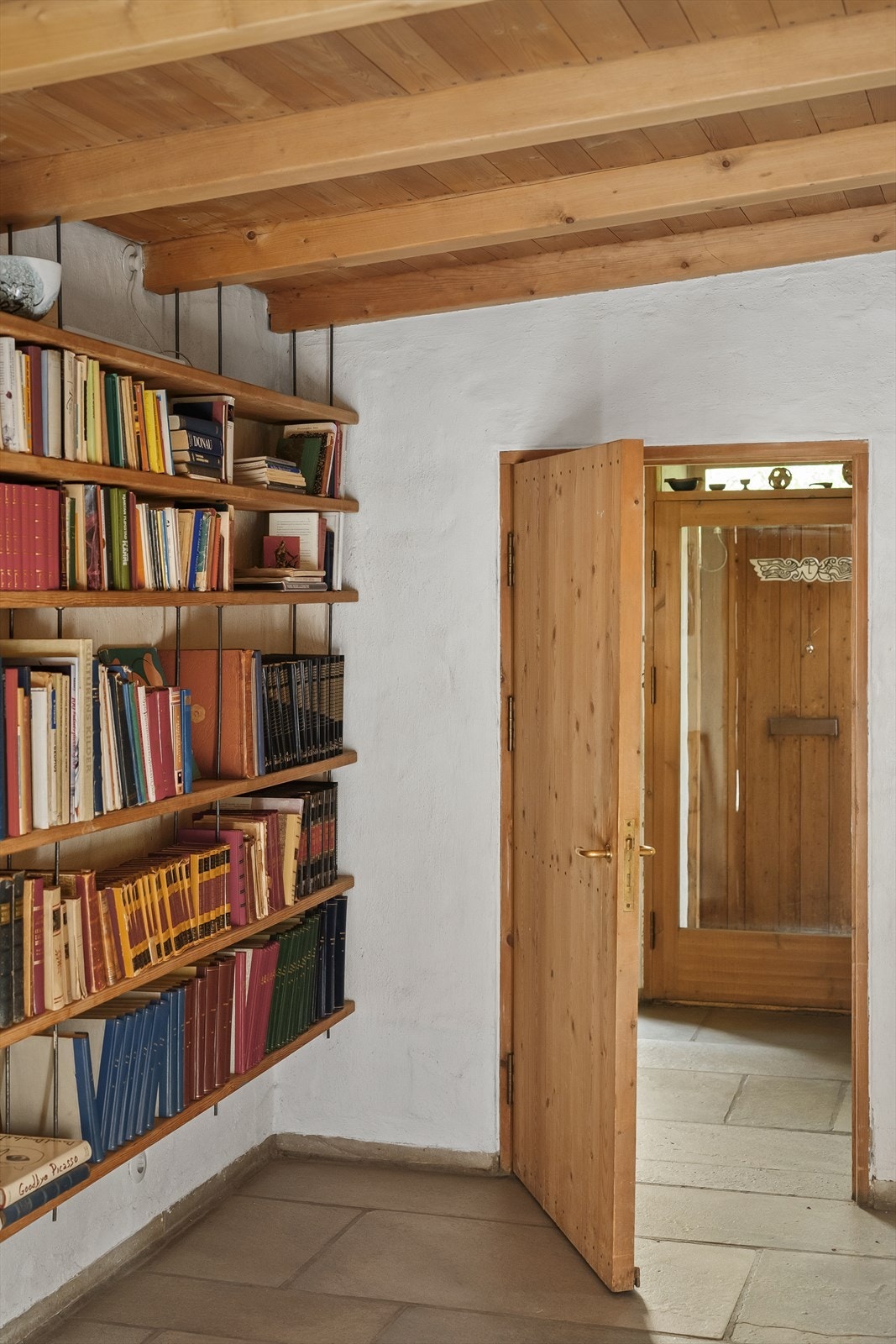 Det er etablert et lite bibliotek mellom hallen og stuen. Galleribilde