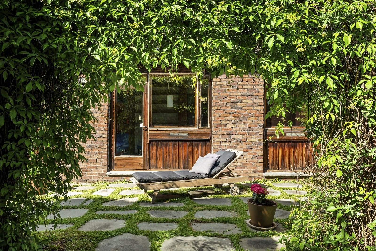 Eiendommen er stor og har nesten ett mål tomt (807 kvm). Dette er sjeldent så sentralt i Oslo. Galleribilde