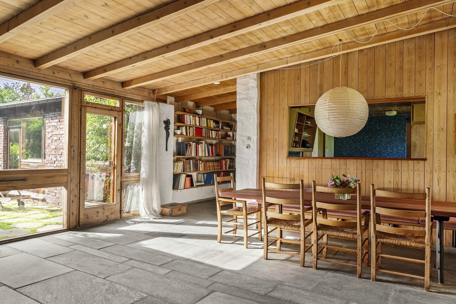 Gulvet er belagt med Oppdalstein og utstyrt med sluk og varmesløyfer. Panelt tak og dører utført i ubehandlet furu. Veggene er hvitkalket for å vinne lys. Galleribilde