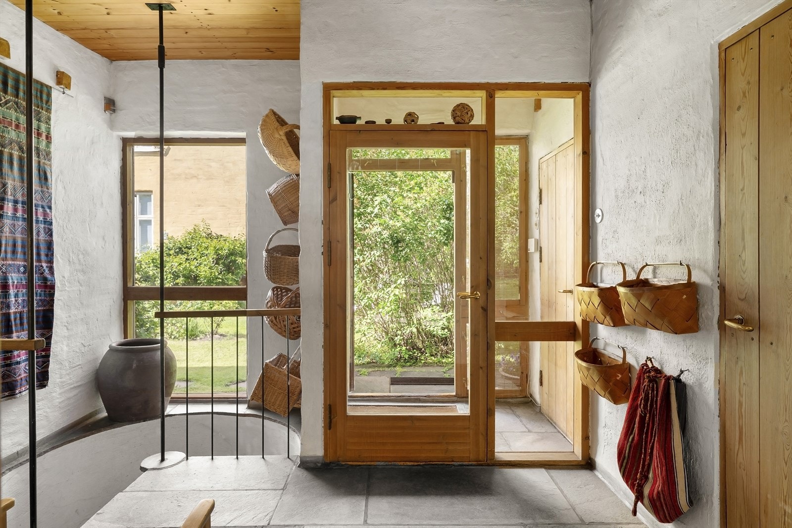 Hall med trapp ned til underetasjen. Galleribilde