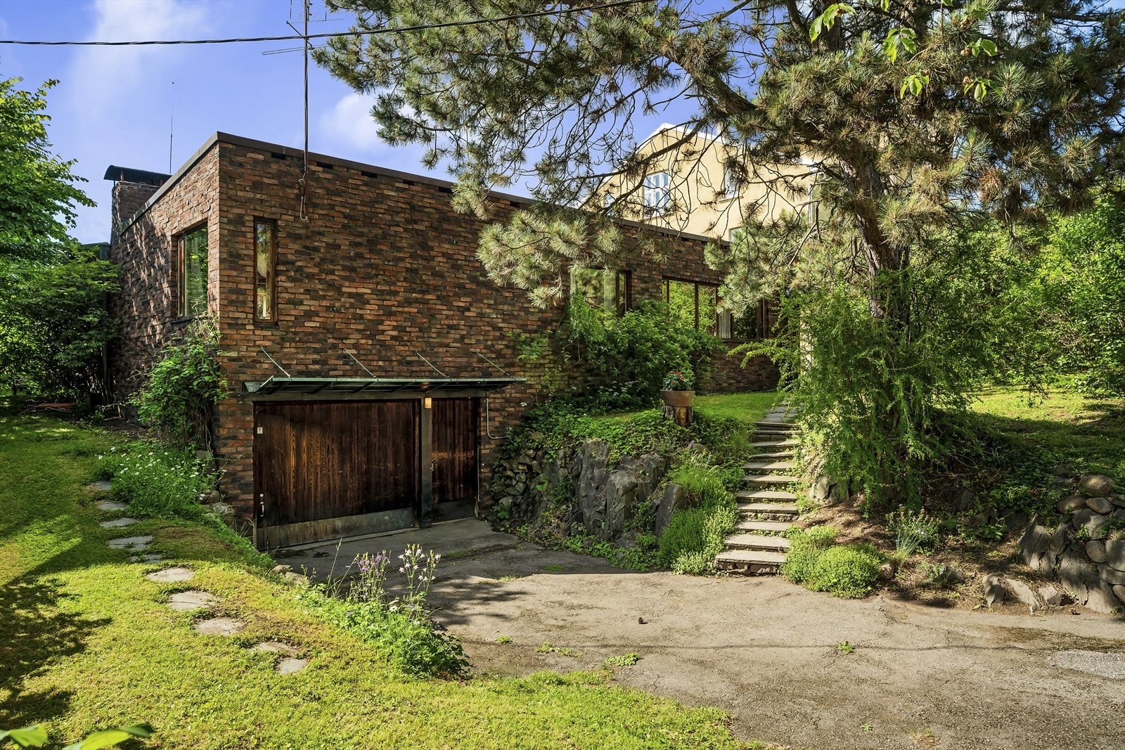 Velkommen til Lyder Sagens gate 6 - et unikt, arkitekttegnet atriumshus med etterspurt beliggenhet på Fagerborg! Galleribilde