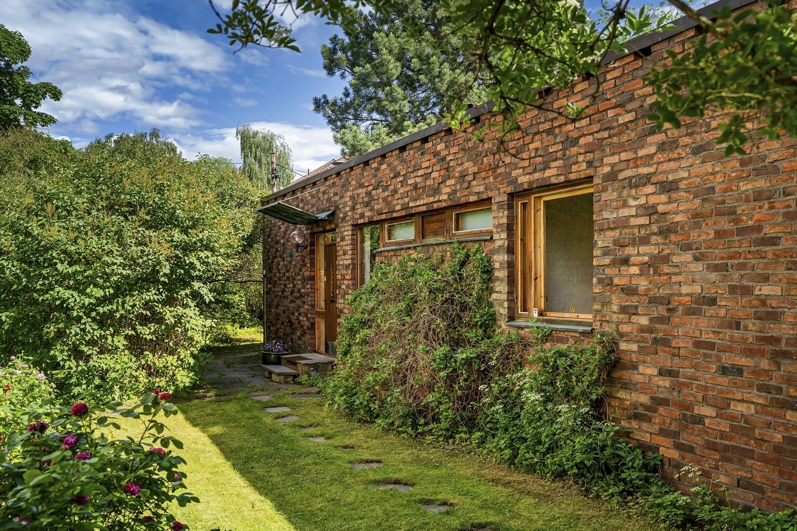 Tegnet av Arkitektene Knut Knutsen og Bengt Knutsen (far og sønn) med mange innspill fra Industridesignerpioneren Tias Eckhoff som bygget huset til seg selv og sin familie. Eiendommen har vært i familiens eie til nå ved et generasjonsskifte. Galleribilde