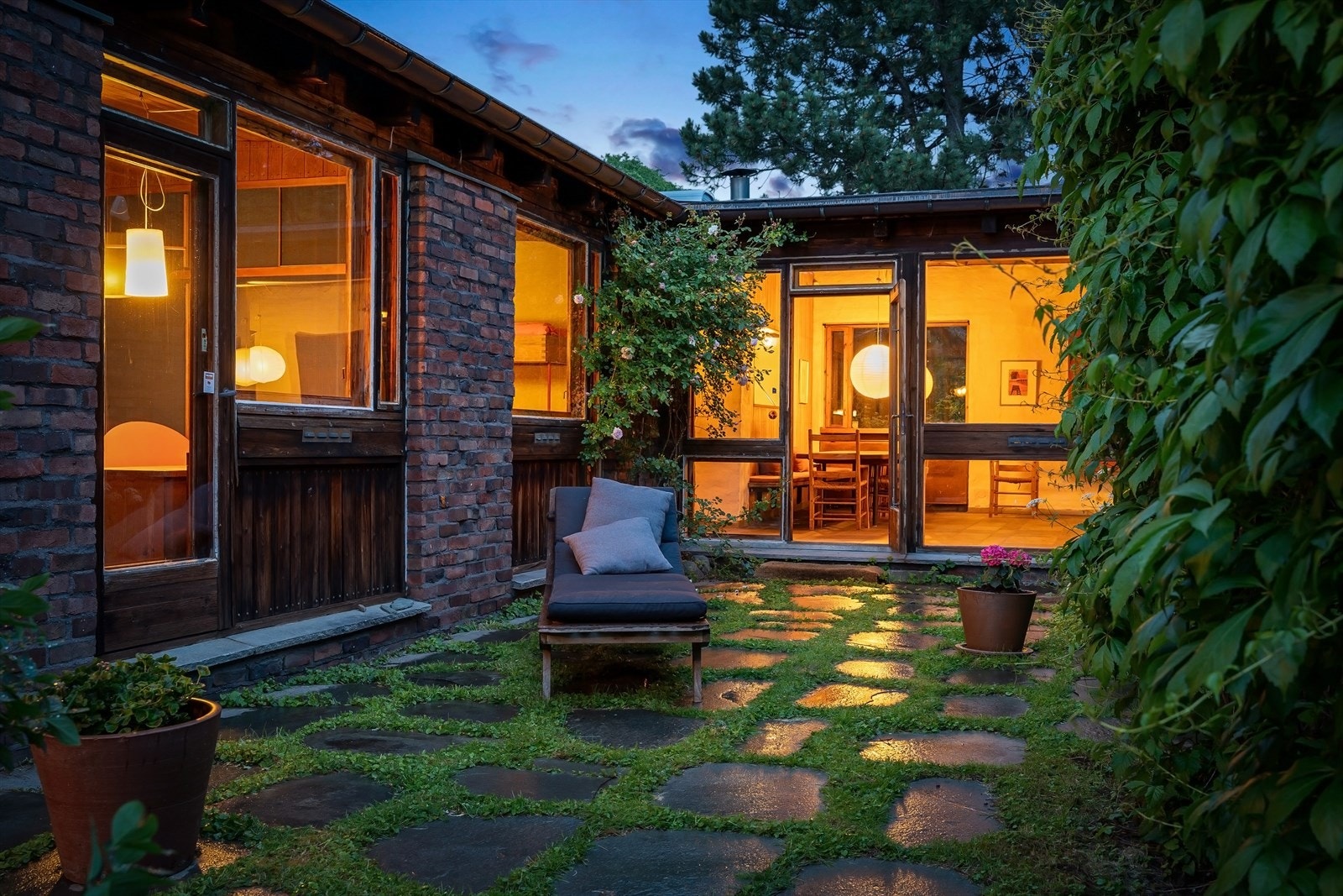 Flotte detaljer med beiset treverk rundt vinduer mot den spekkede teglsteinen og store vindusflatene skaper et spennende uttrykk. Galleribilde