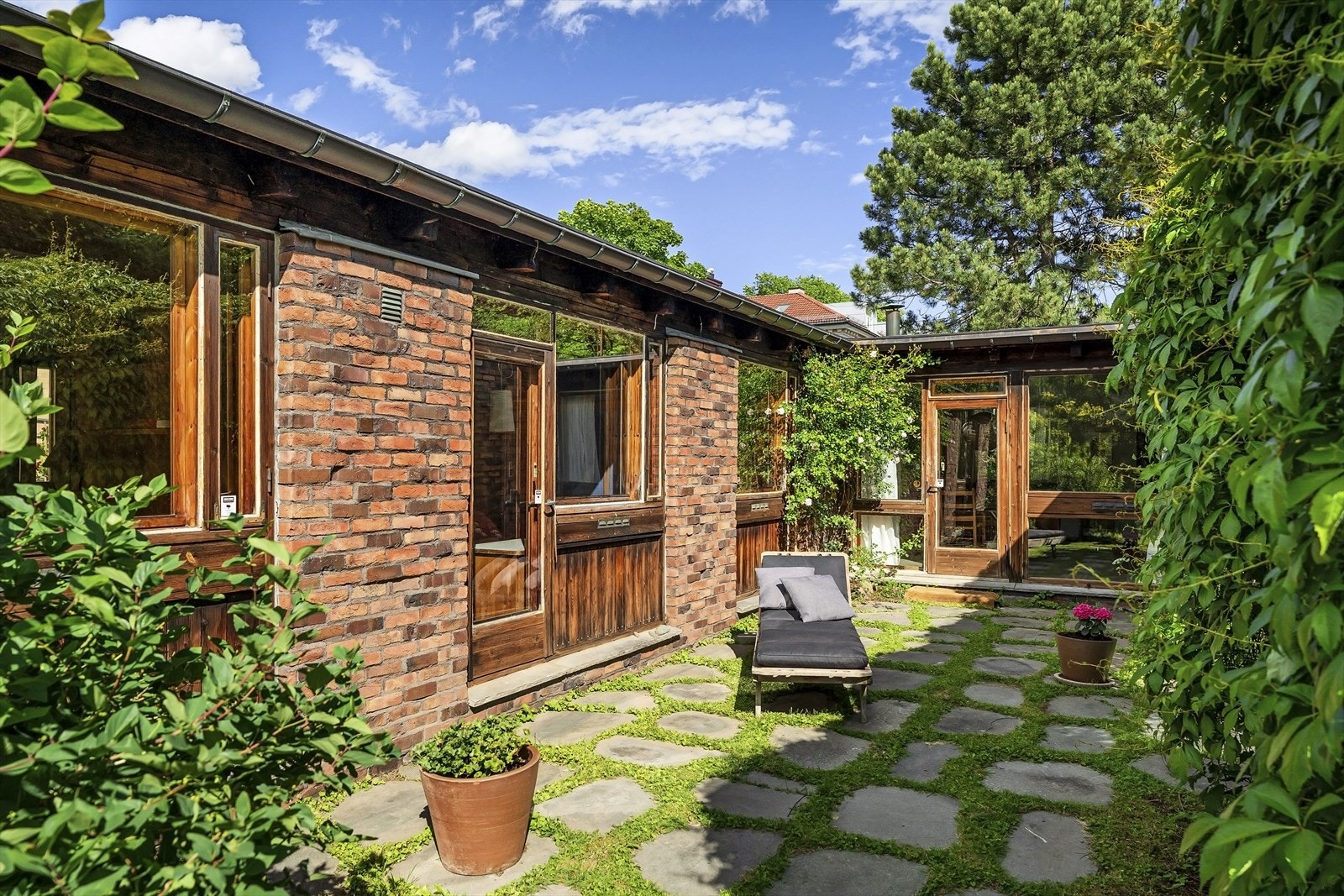 Frodig hageidyll. Galleribilde