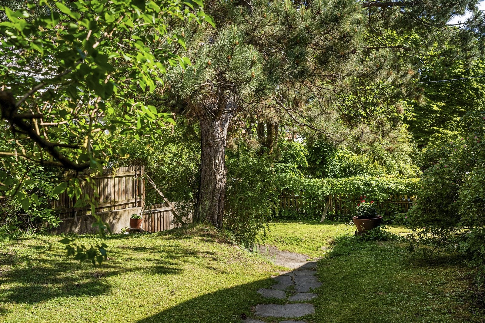 Eiendommen ligger svært usjenert i en stille gate. Her bor du rolig og tilbaketrukket, samtidig svært sentralt i Oslo med "alt" av fasiliteter og servicetilbud rett utenfor døren. Galleribilde