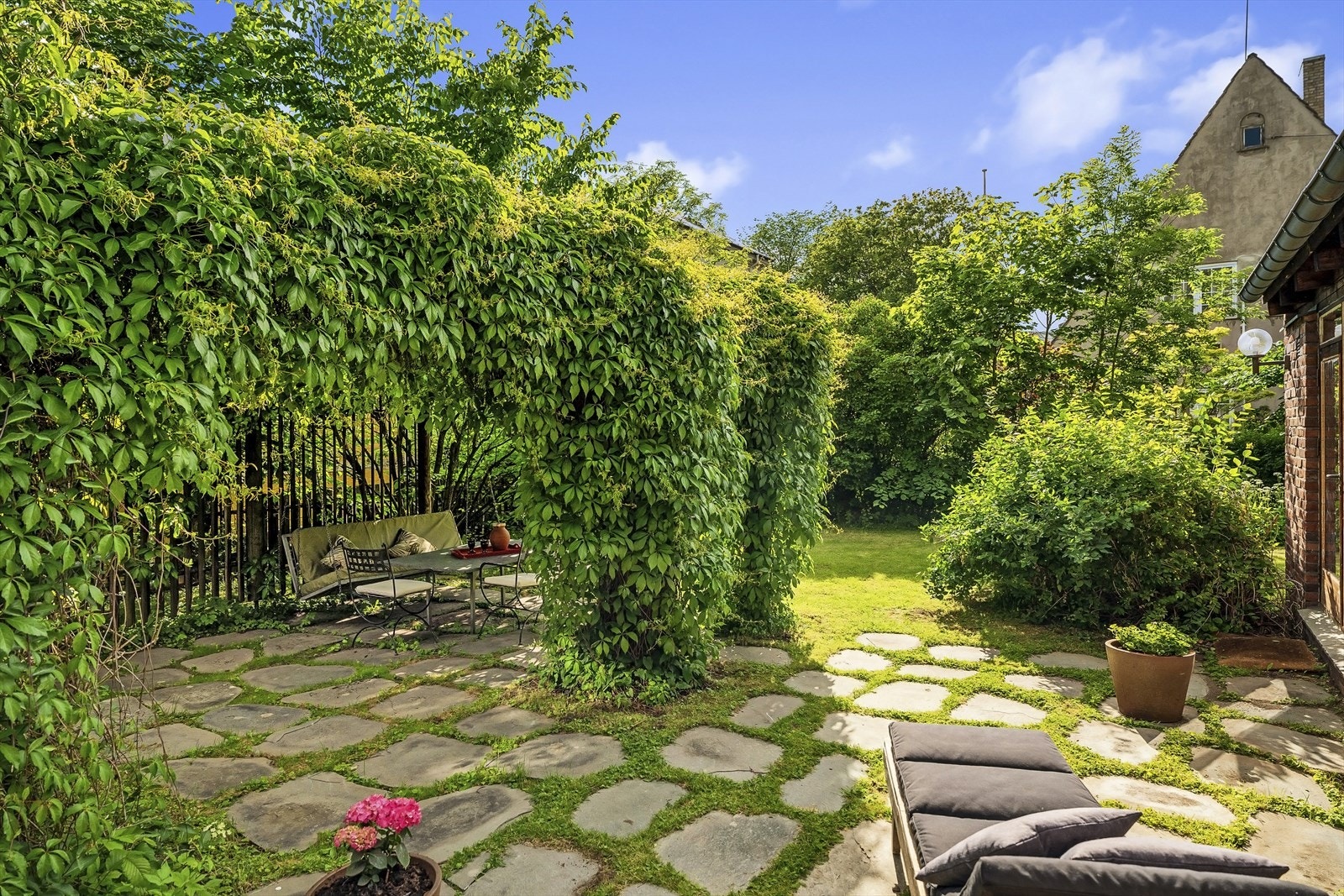 Huset er bygget i en hesteskoform med et skjermet atrium i midten. Galleribilde