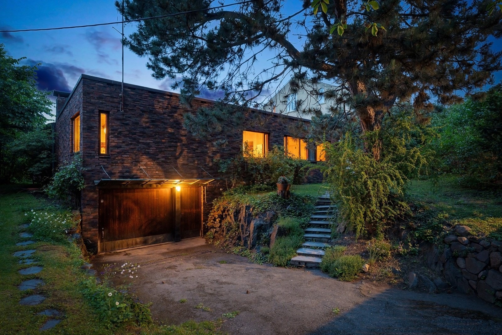 Det er integrert garasje i huset med plass til én bil, og ellers gode parkeringsmuligheter på gårdsplass. Det er ogsp beboerparkering i området. Galleribilde