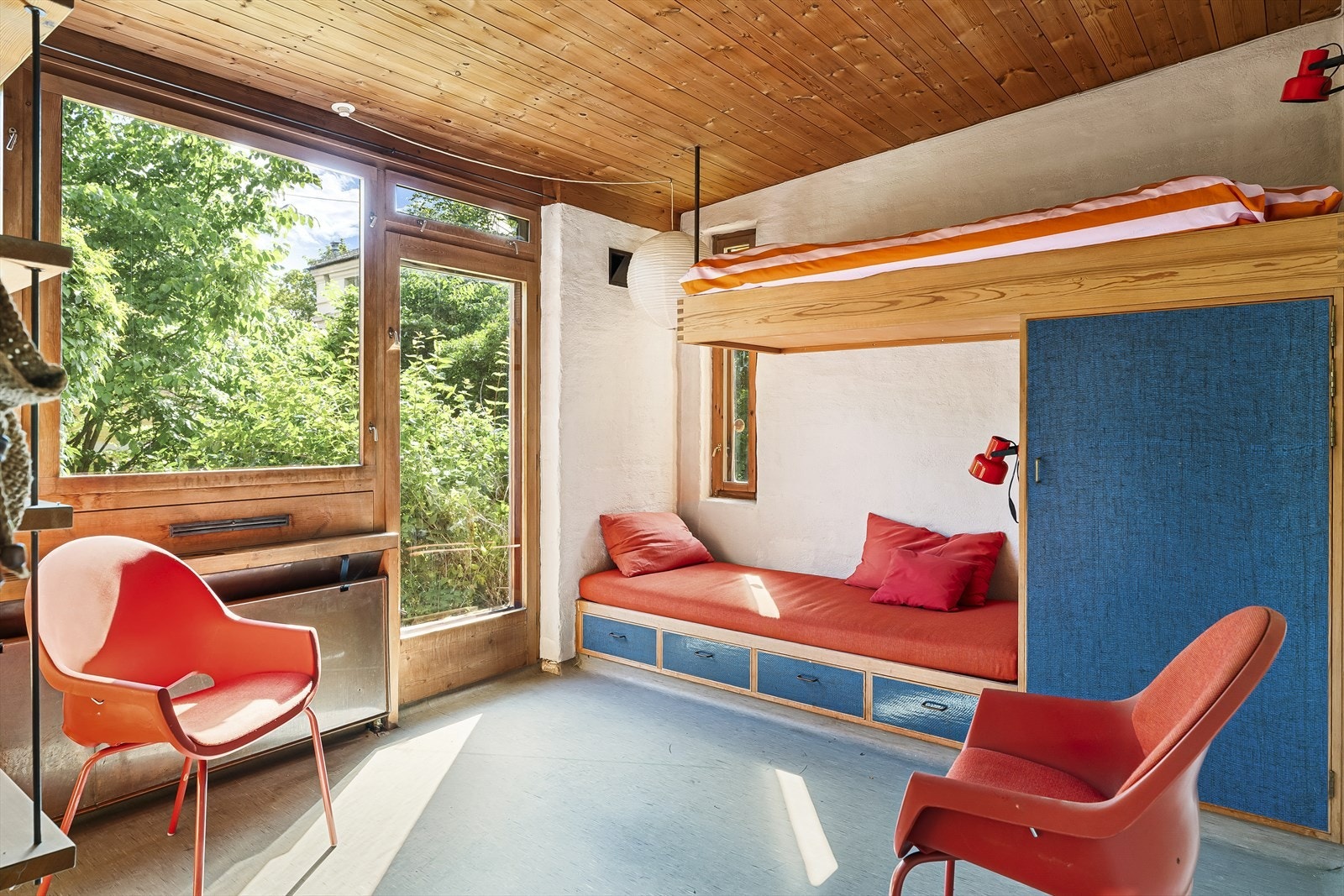 Det er plassbygde skap og køyesenger i tre soverom. Fronter på skapene er kledd med strie som er behandlet med Epoxy. Galleribilde