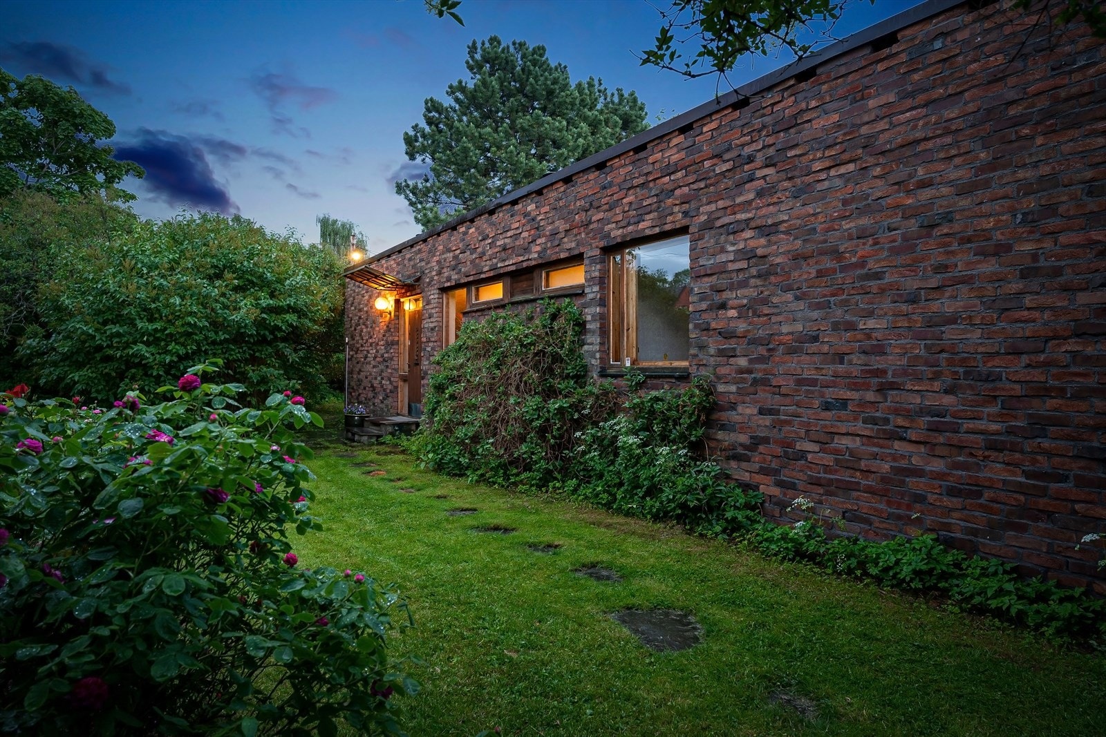 Huset fremstår som originalt innvendig og utvendig fra byggeåret, med originale detaljer og innredninger bevart. Galleribilde