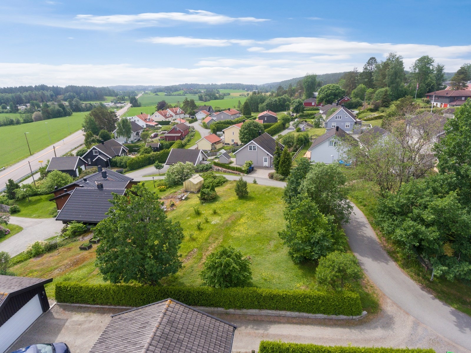 Sydvendt med gode solforhold og fint utsyn. Galleribilde