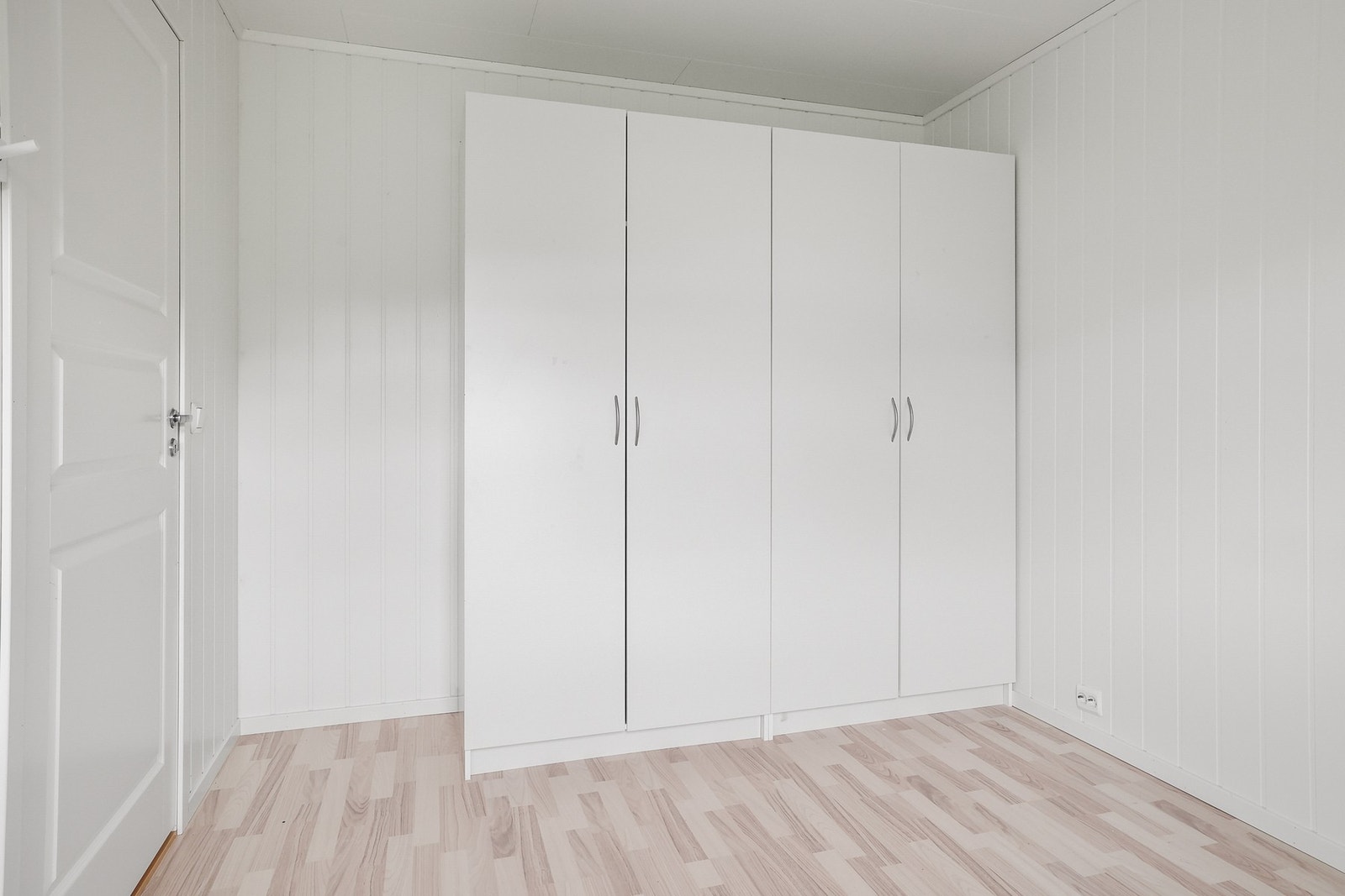 Garderobeskap. Galleribilde