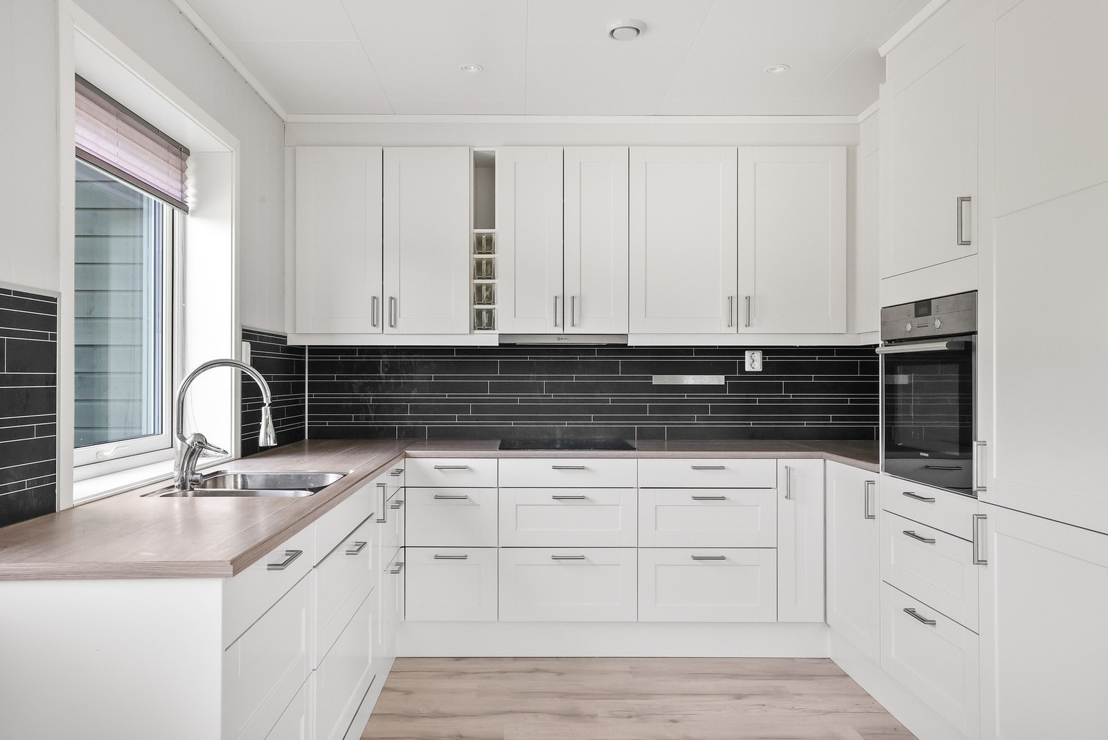 Kjøkkenet har innredning med profilerte fronter. Galleribilde