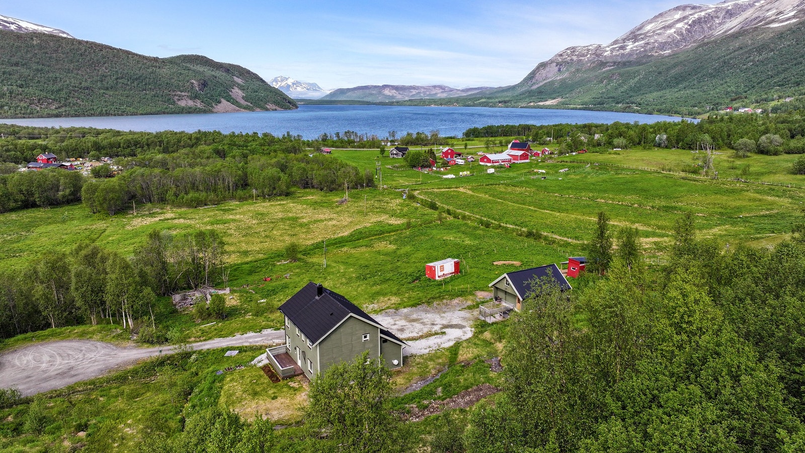Rundt 100 meter unna er det busstopp med bussforbindelse Galleribilde