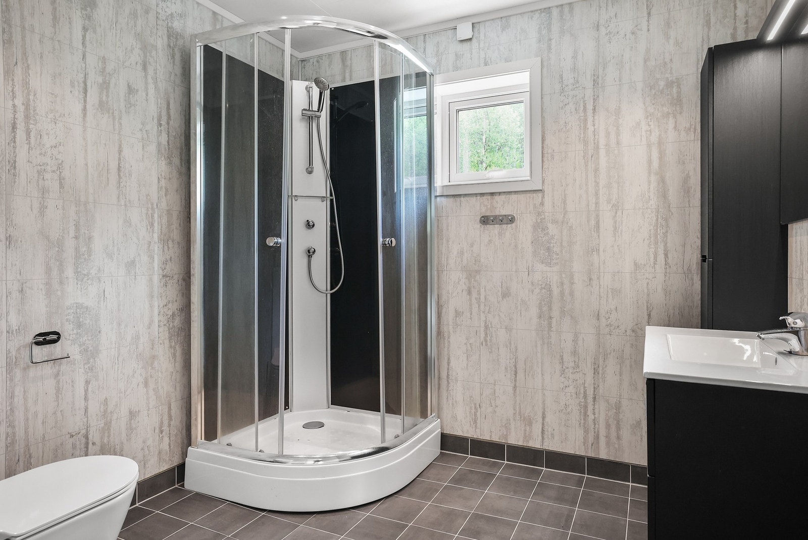 Badet i 2. etg. har baderomsplater på veggene og flislagt gulv med gulvvarme. Galleribilde