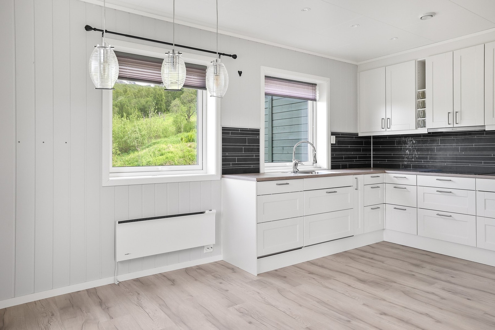 Her er det god med skap- og benkeplass. Galleribilde