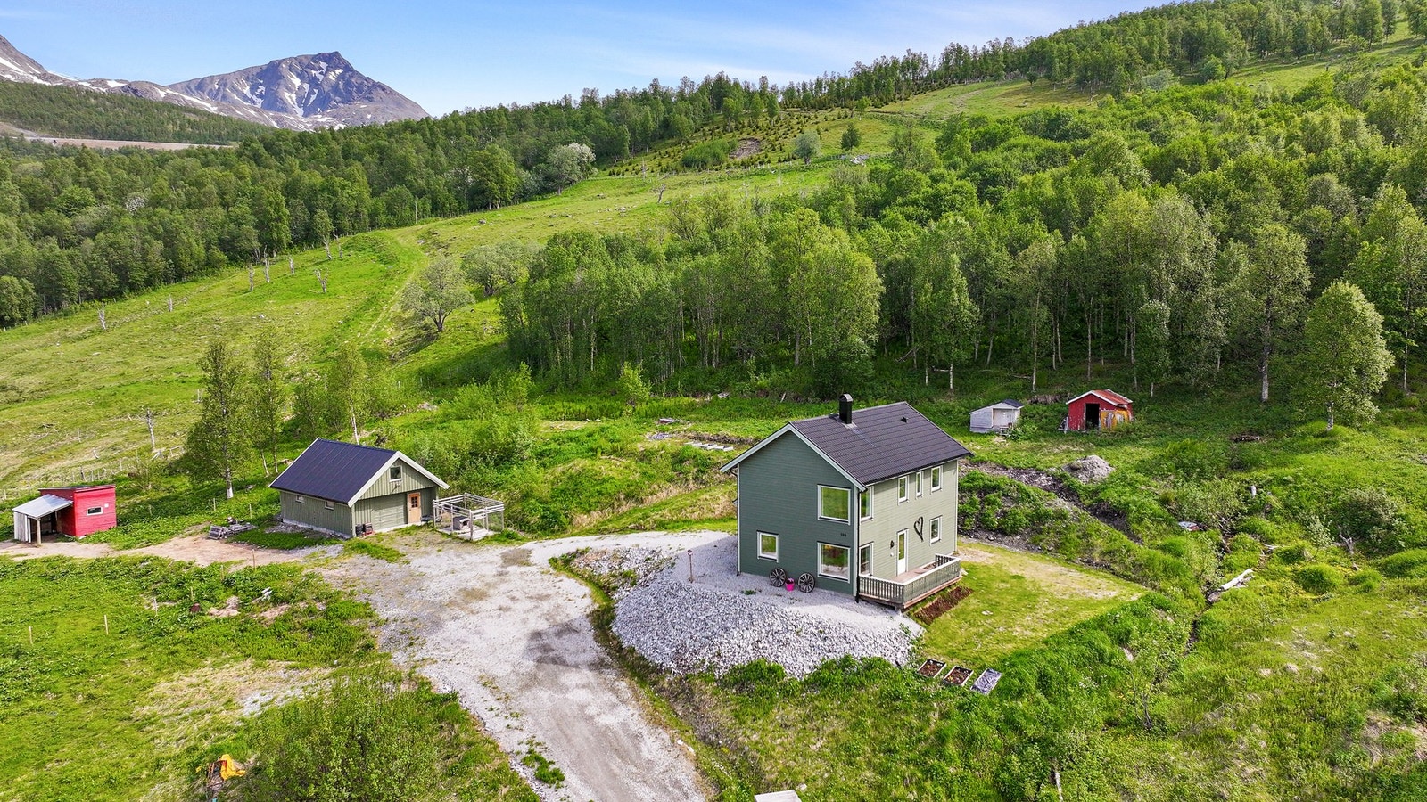 Eiendommen har en stor tomt som strekker seg opp i skogen. Galleribilde
