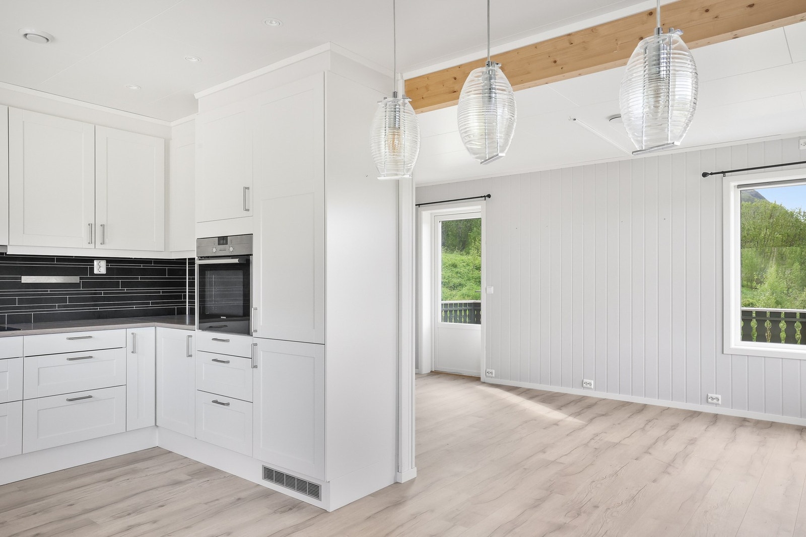 Fra stuen er det utgang til en solrik veranda. Galleribilde