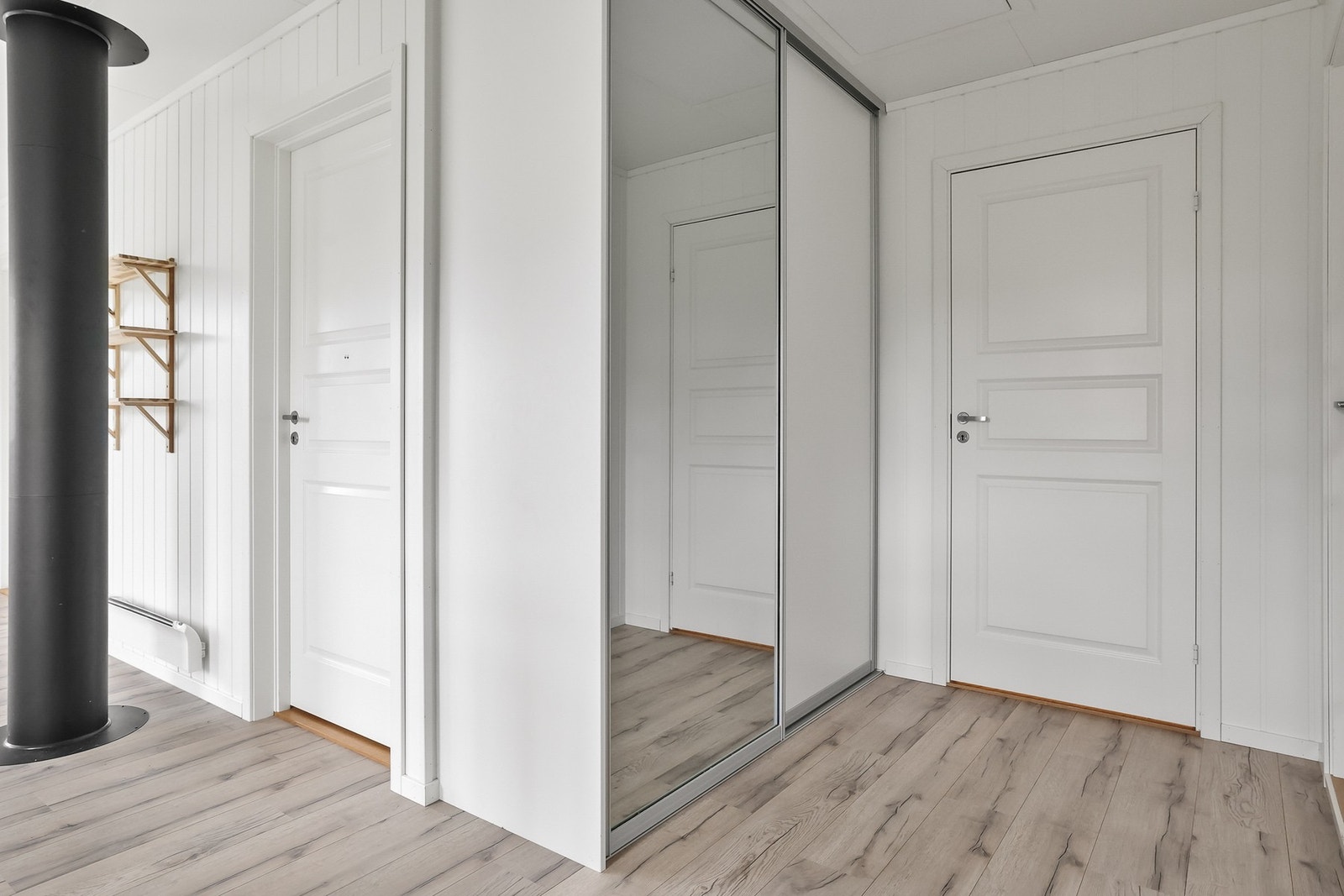 Romslig skyvedørsgarderobe i 2. etg. Galleribilde