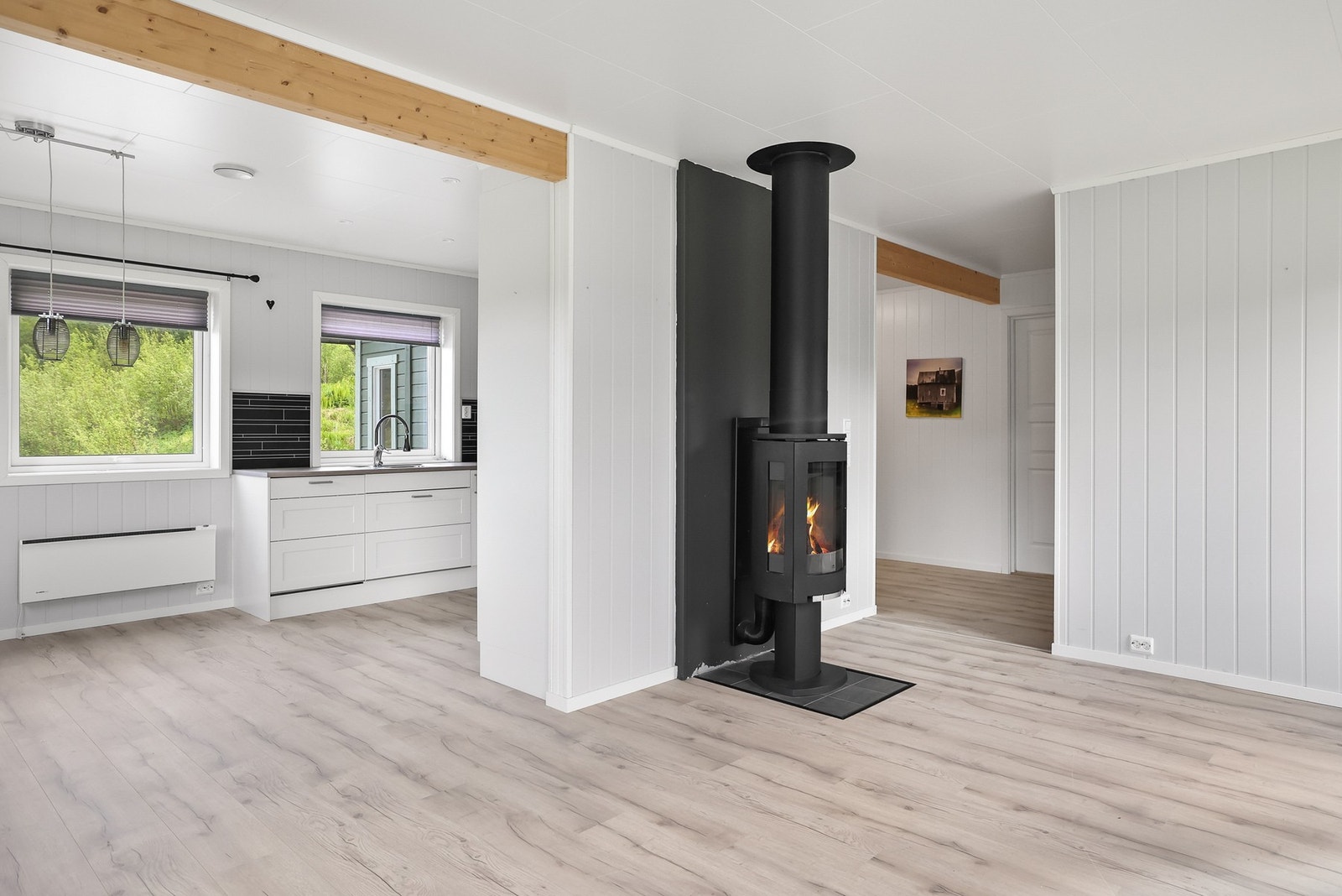 Stuen og kjøkkenet er i en åpen løsning. Galleribilde