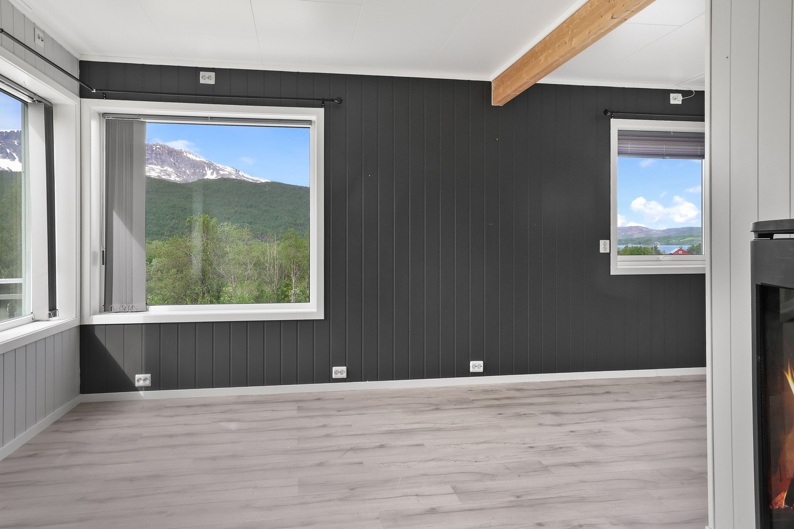 Stuen har store vindusflater som slipper inn godt med naturlig lys og god plass til sofaløsning med tilhørende møblement. Galleribilde