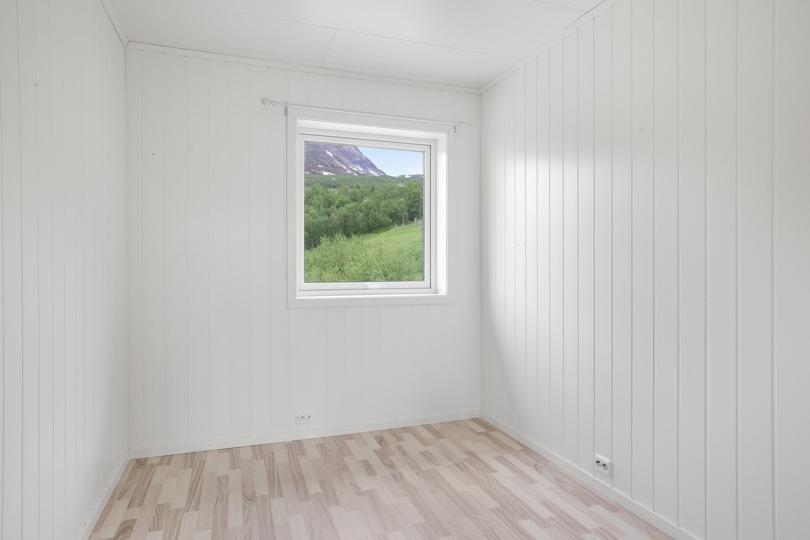 Soverom i 2. etasje med plass til seng og annet møblement. Galleribilde