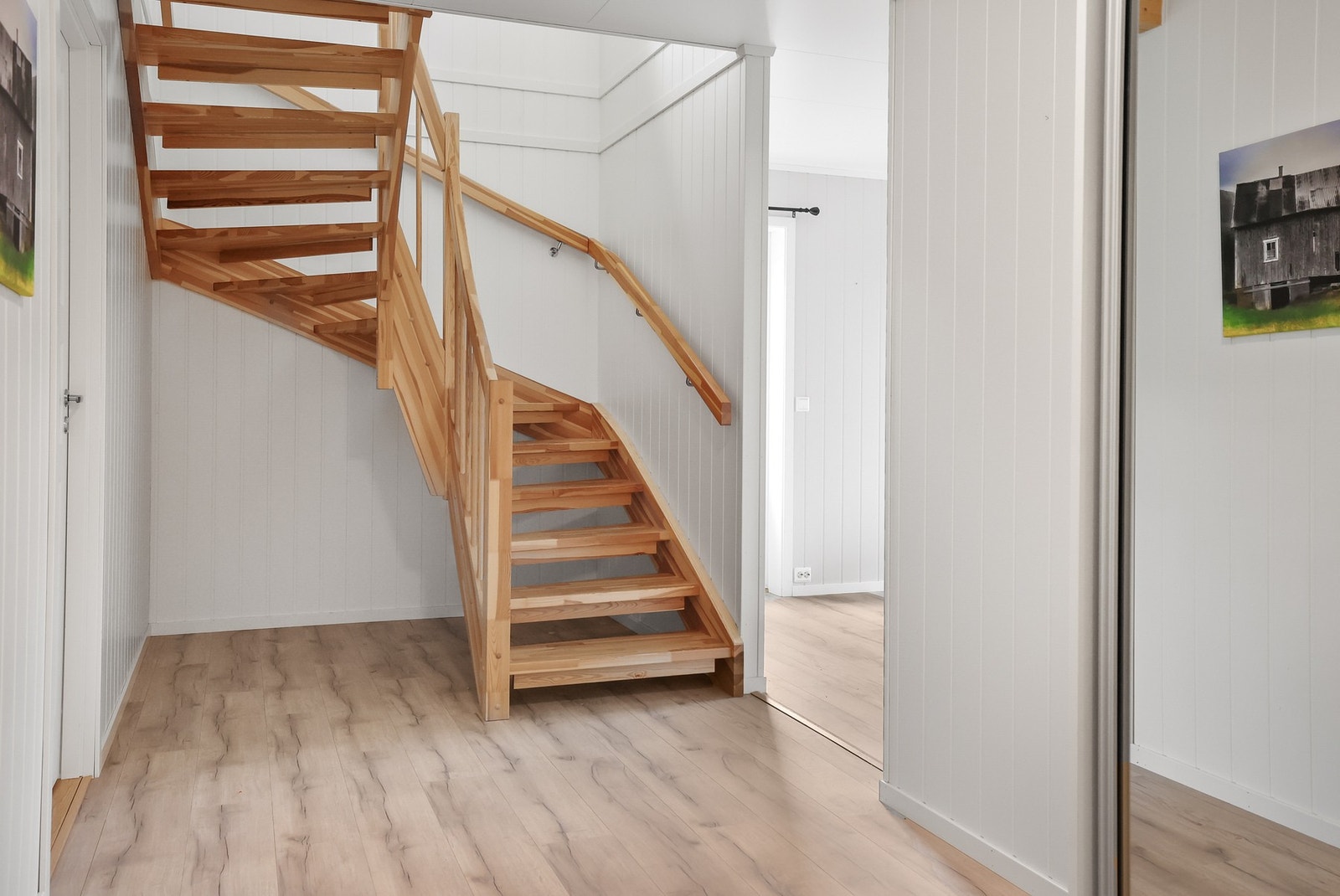Trapp til 2. etasje Galleribilde