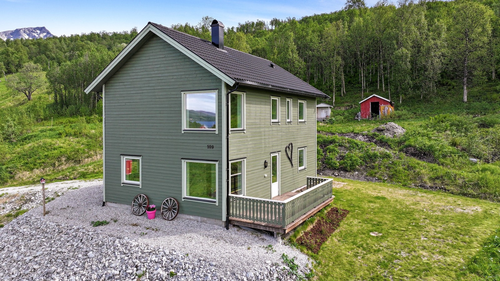 Boligen ligger i et landlig område ved Oksfjordvatnet Galleribilde