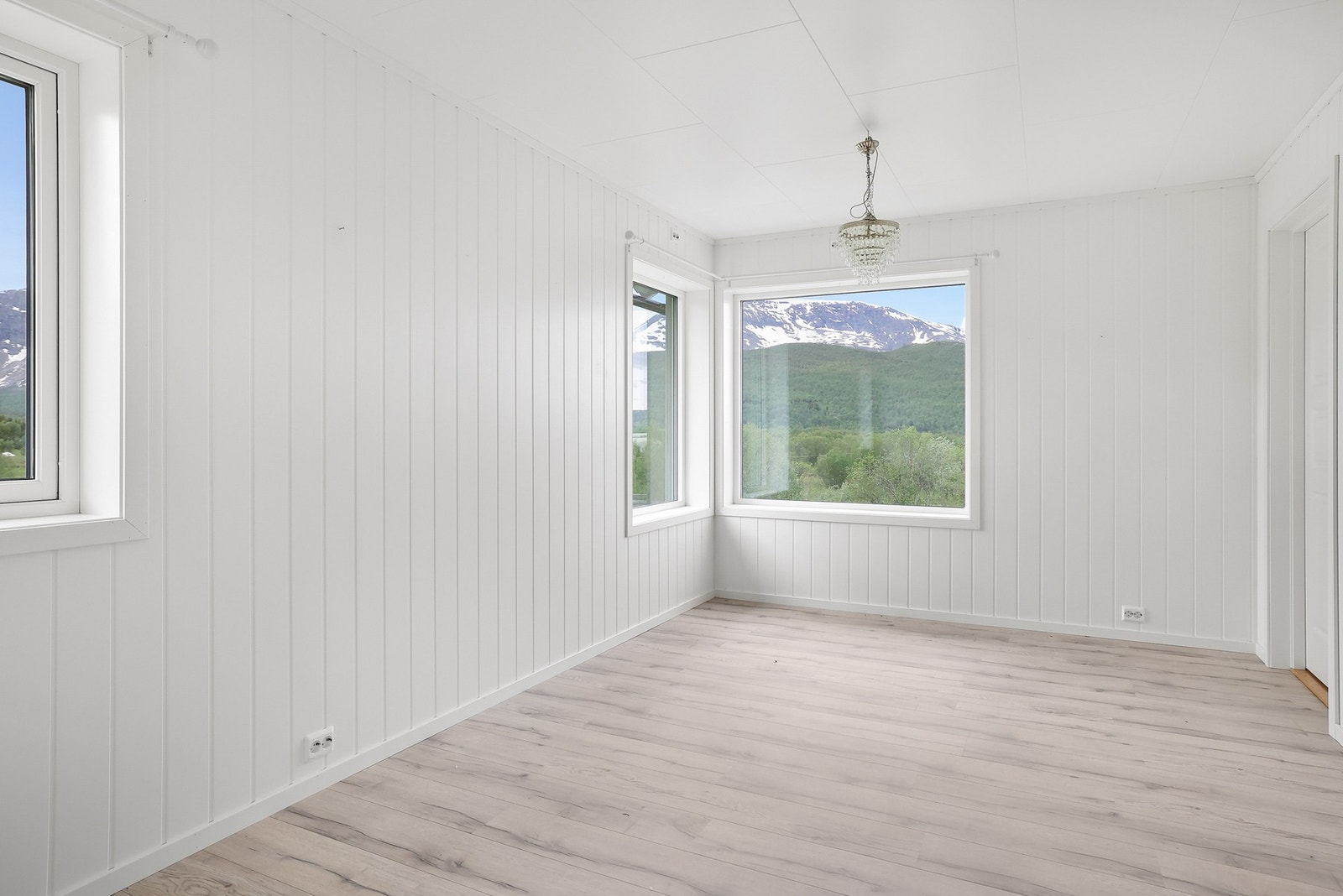 I 2. etasje er det ei loftstue med store vinduer og god plass til en sofa eller noen stoler. Galleribilde