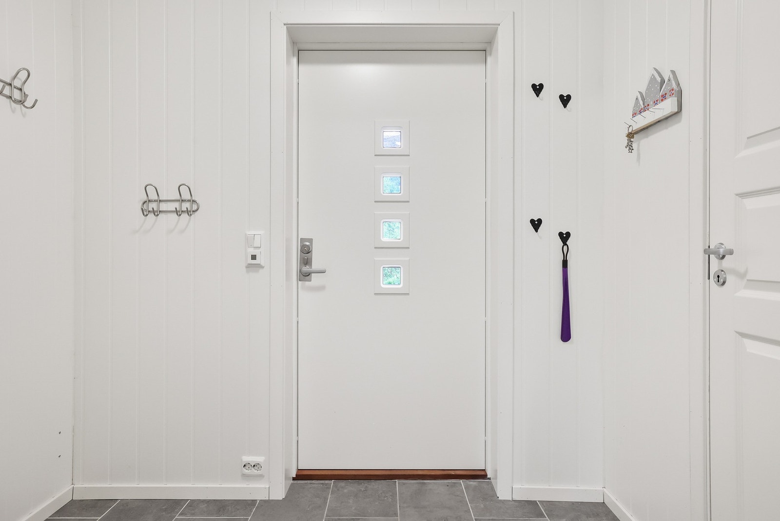 Boligen har en lys entré med plass til å henge fra seg på fastmonterte knagger. Fra entréen er det dør inn til teknisk rom. Galleribilde