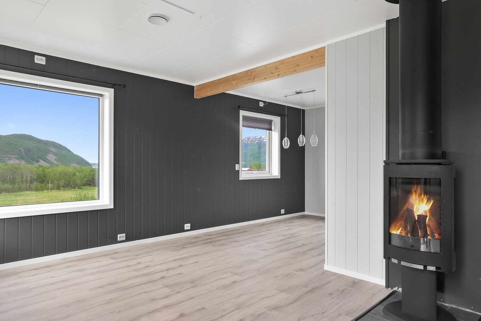 Vedfyring som gir en hyggelig oppvarming. Galleribilde