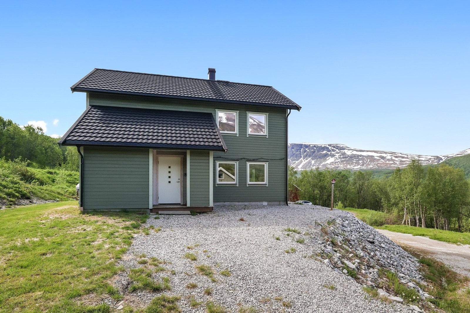 Det er et praktisk overbygd inngangsparti. Galleribilde