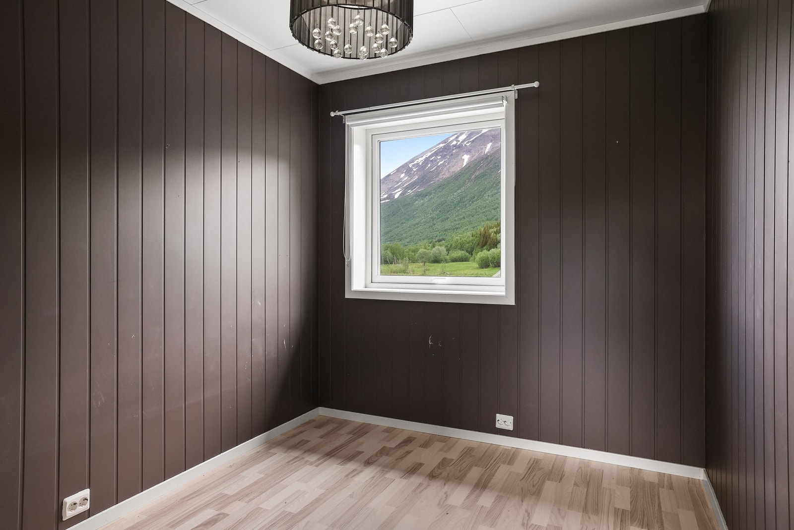 Rommet i 2. etg. har plass til seng med tilhørende nattbord. Galleribilde