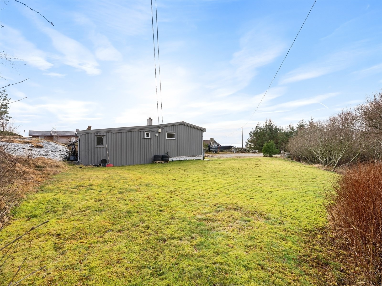 Stor og opparbeidet plen på eiendommen. Galleribilde