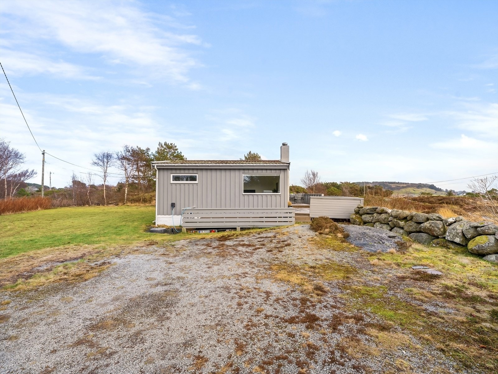 Bilvei helt fram med parkering og Elbil-lader. Galleribilde