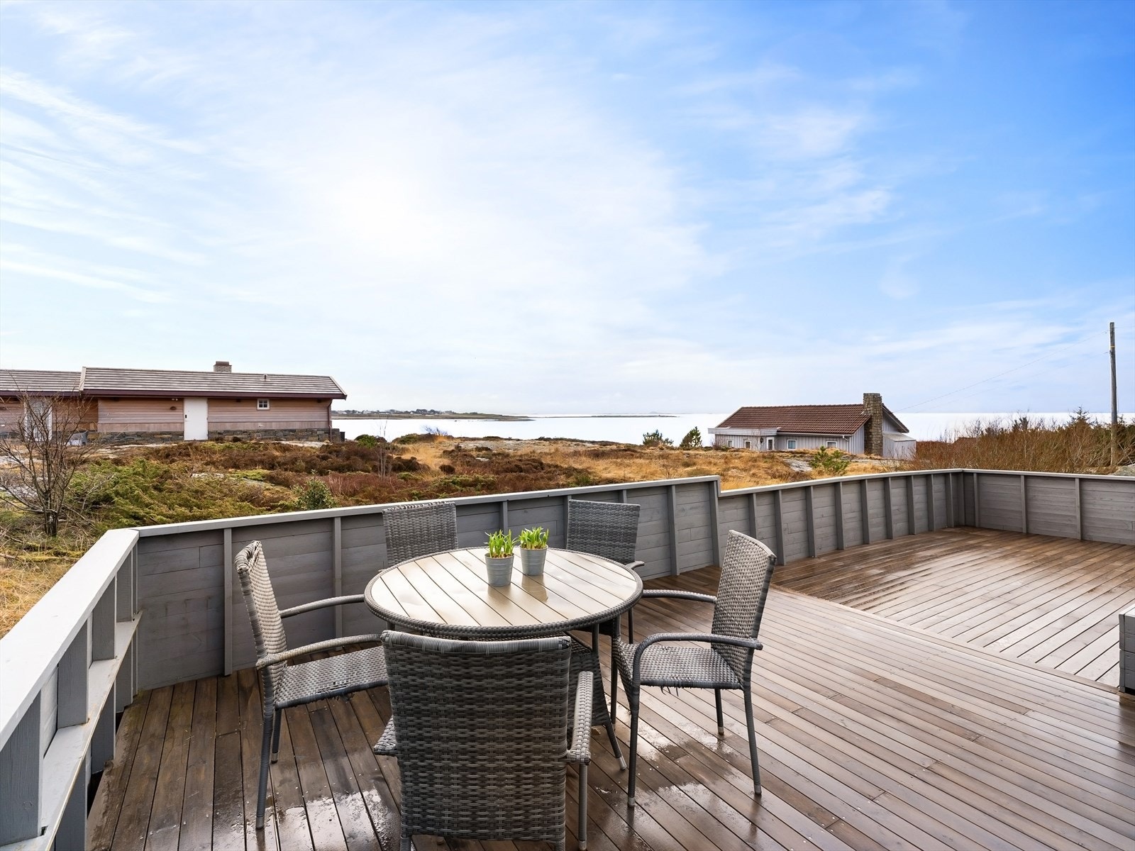 Solrik og stor terrasse Galleribilde