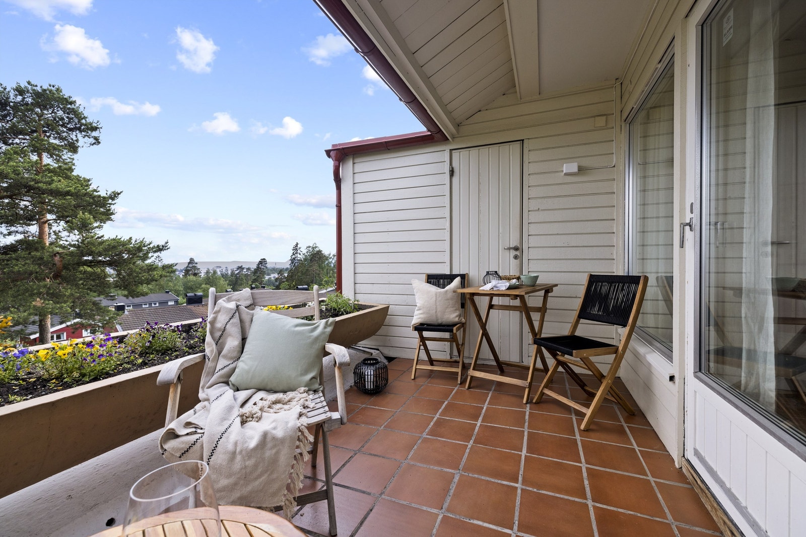 Fra balkongen finner du en praktisk utebod med strøm Galleribilde