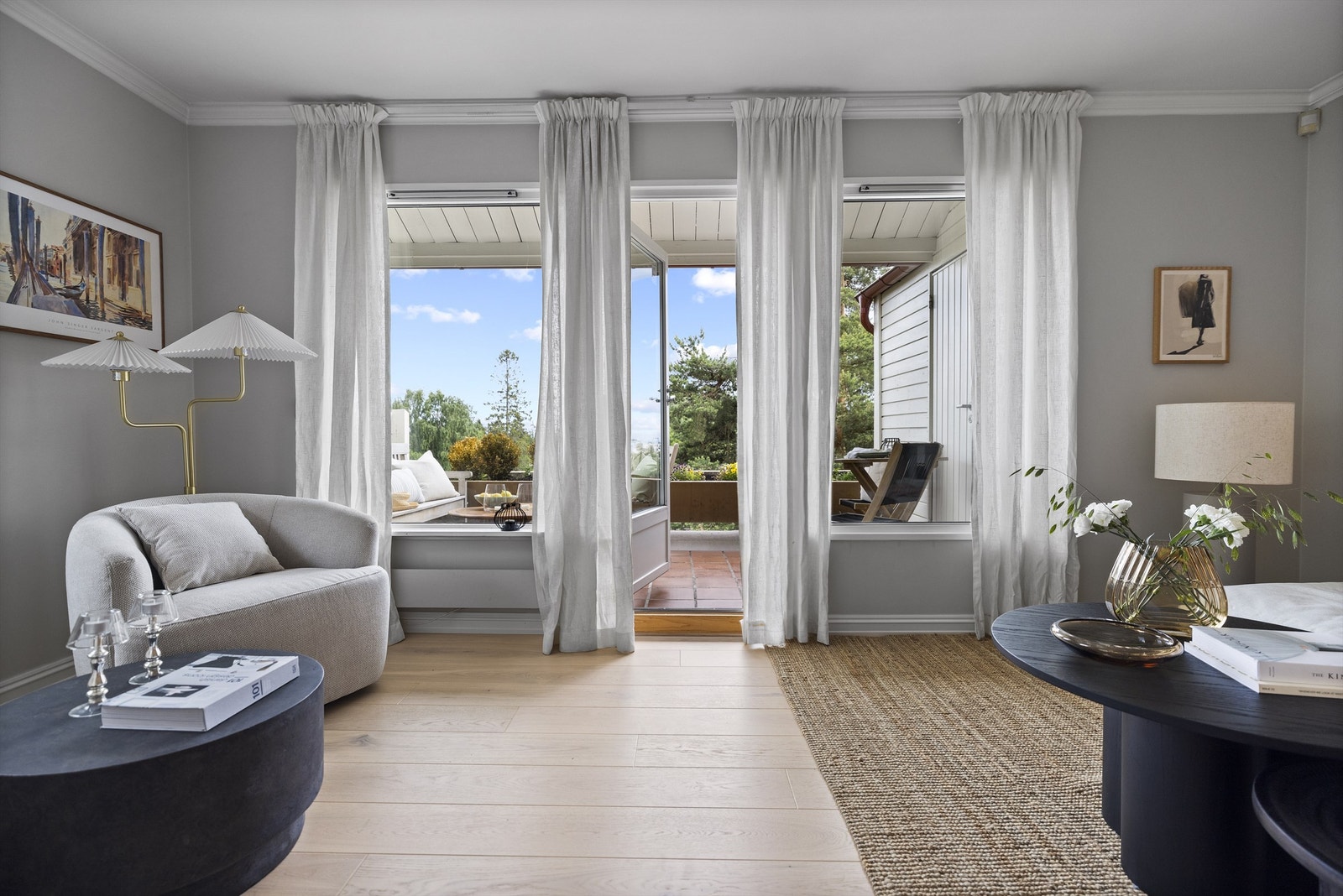 Fra stuen er det utgang til en stor flislagt balkong Galleribilde