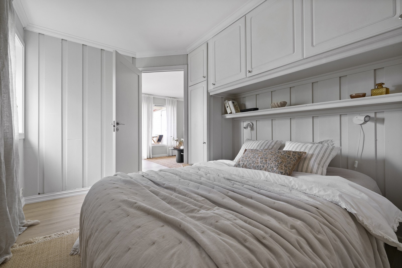 Soverommet har et usjenert vindu ut mot grøntområder og inngang fra både stue og bad Galleribilde