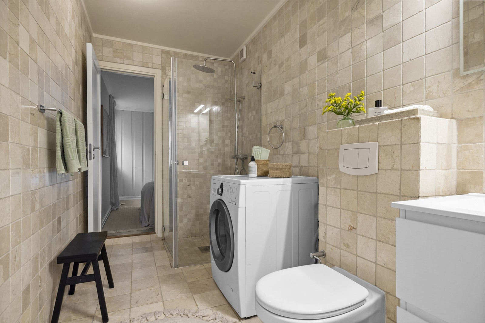 Romslig bad med gjennomgang til hovedsoverommet Galleribilde