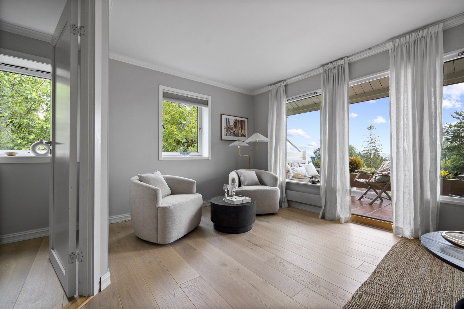 Leiligheten er pusset opp med nytt 1- stavs gulv og nymalte vegger Galleribilde