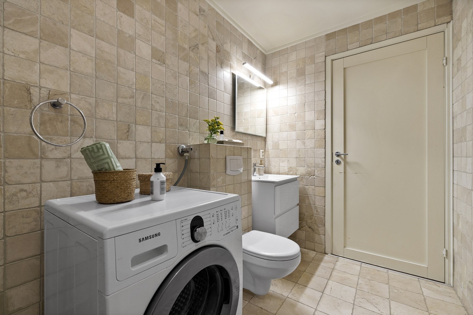 Badet er av eldre konstruksjon pusset opp med nye fliser i ca. 2008 og igjen oppgradert med ny innredning i 2021 Galleribilde